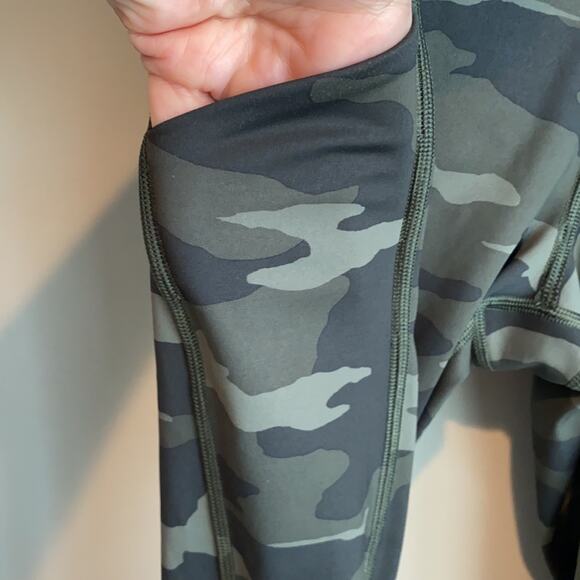 Athleta Ultimate Stash Pocket Camo 7/8 Tight S - Picture 4 of 13